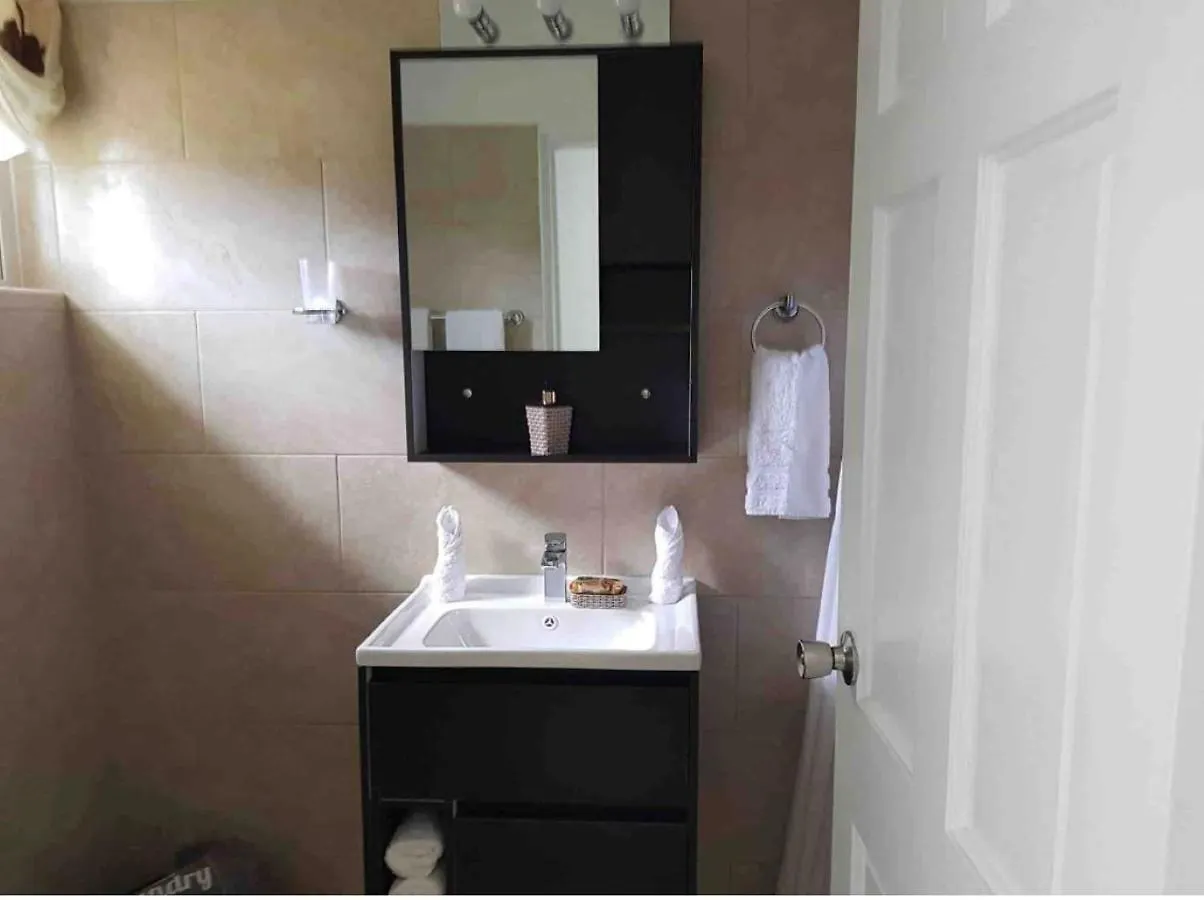 West Coast 1 Bedroom Apartment 66 - Close To Beach 세인트 제임스