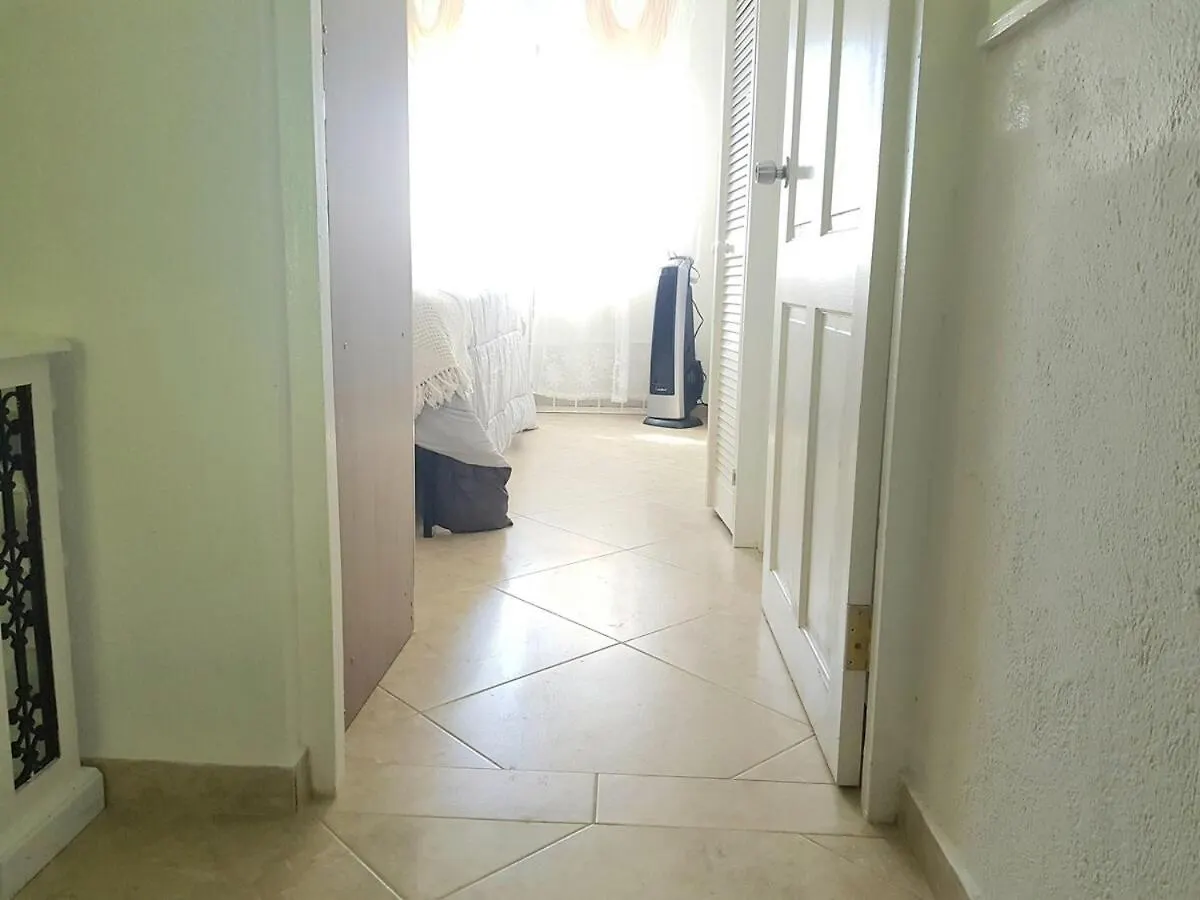 West Coast 1 Bedroom Apartment 66 - Close To Beach 세인트 제임스 0*,  바베이도스